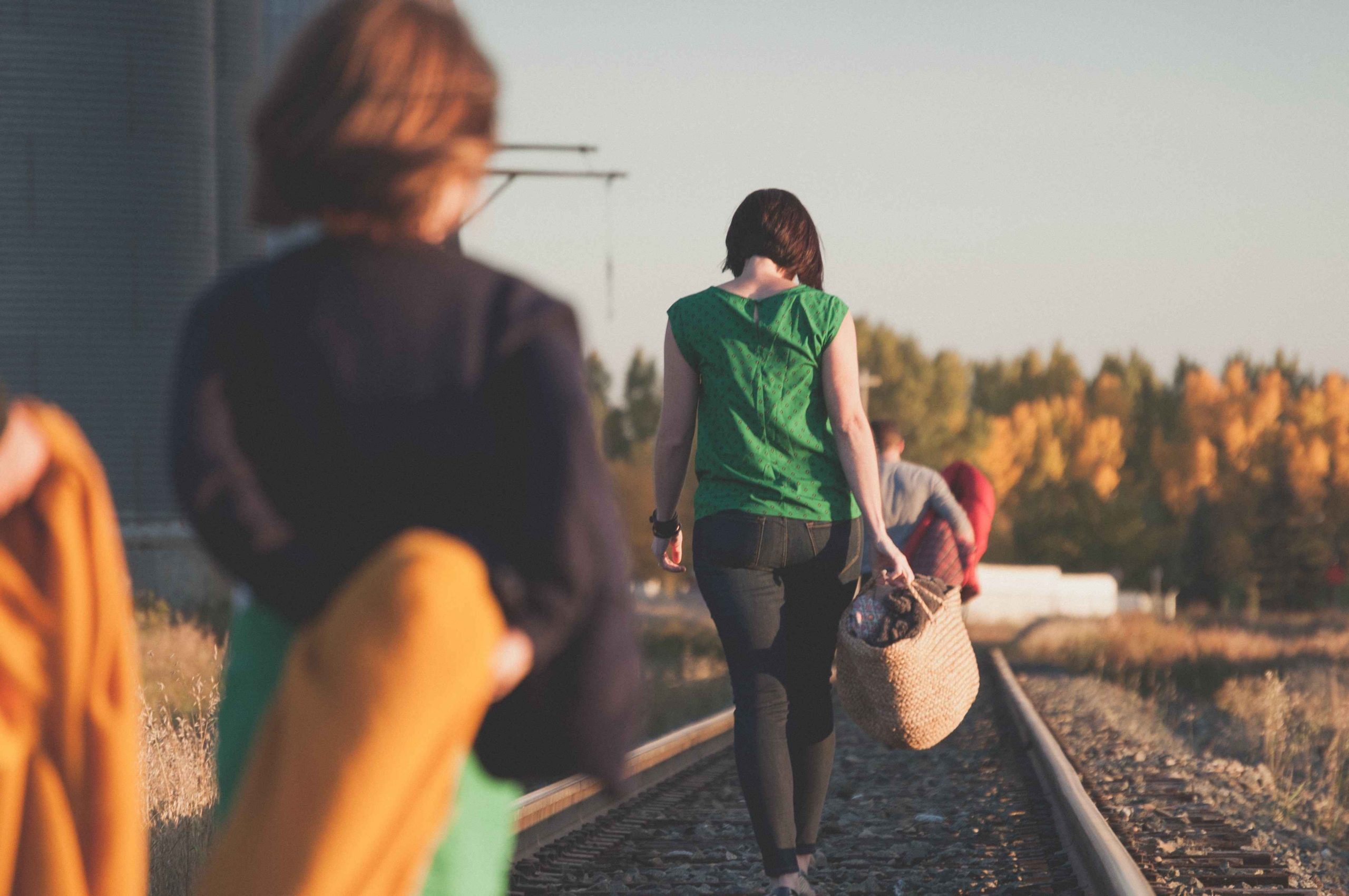 documentos nubentes estrangeiros refugiados mulher andando em um trilho de trem