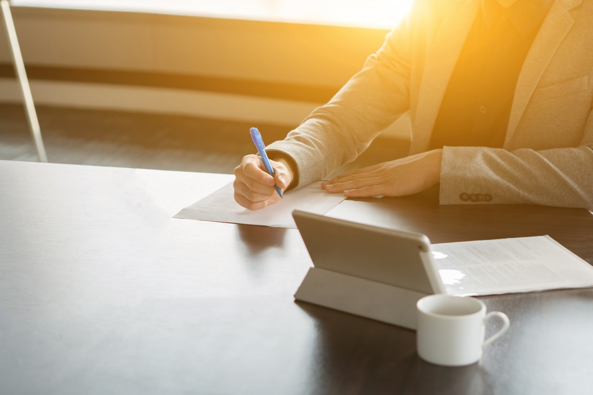 divorcio averbação mulher em uma mesa assinando um papel