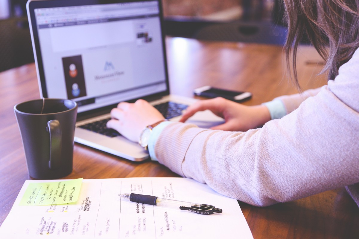 procuração mulher mexendo em um macbook